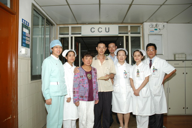 患者及其丈夫在出院時與內(nèi)一科醫(yī)護(hù)人員合影