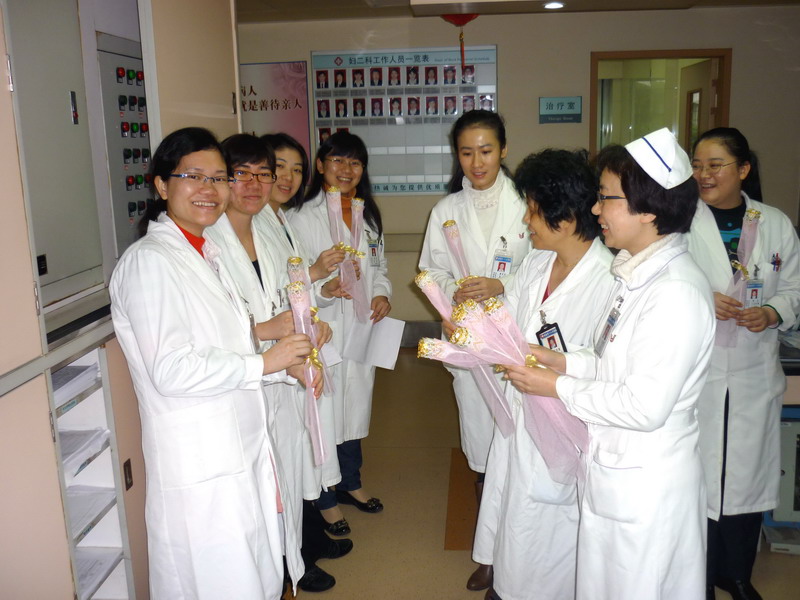 三八婦女節(jié)早上，婦二科的住院患者、醫(yī)護人員在歡天喜地接收節(jié)日禮物