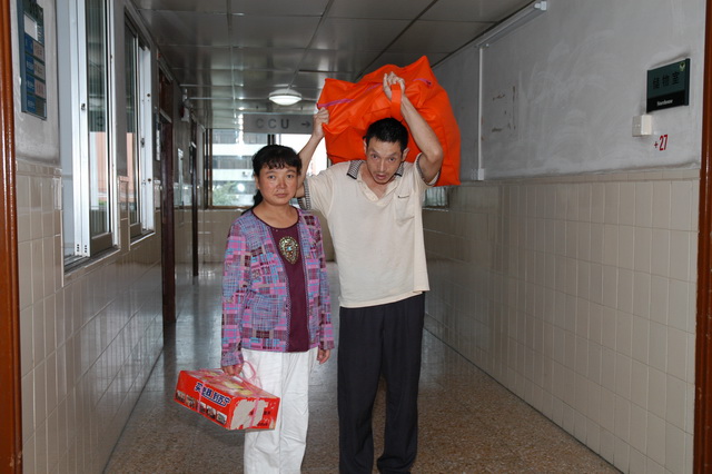 患者及其丈夫在出院時滿懷感激之情