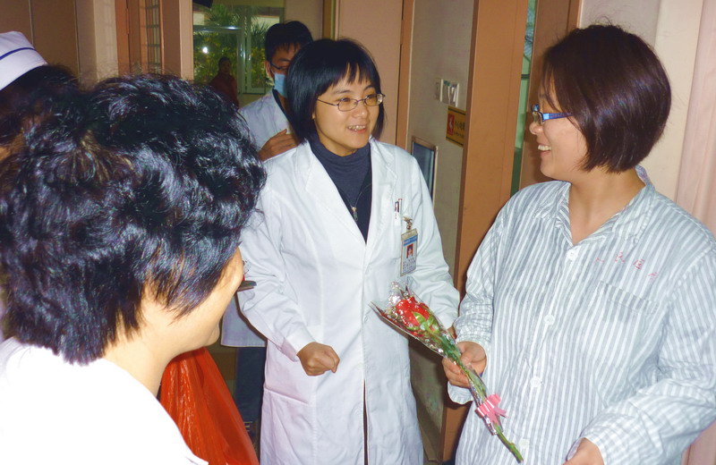 三八婦女節(jié)早上，婦二科的住院患者、醫(yī)護人員在歡天喜地接收節(jié)日禮物