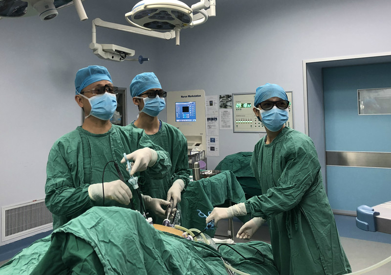 王衛(wèi)東教授（左一）使用3 D超高清腹腔鏡進(jìn)行微創(chuàng)手術(shù)1.jpg