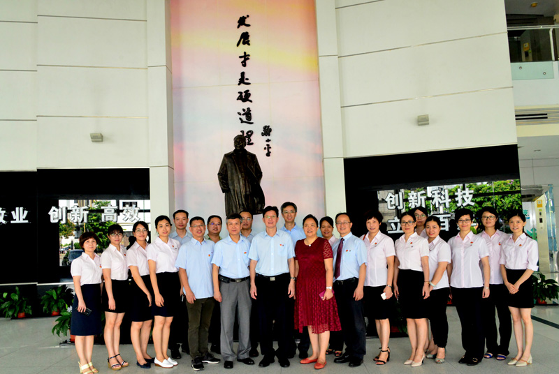 01黨員海信科龍義診2.jpg 01黨員海信科龍義診2.jpg