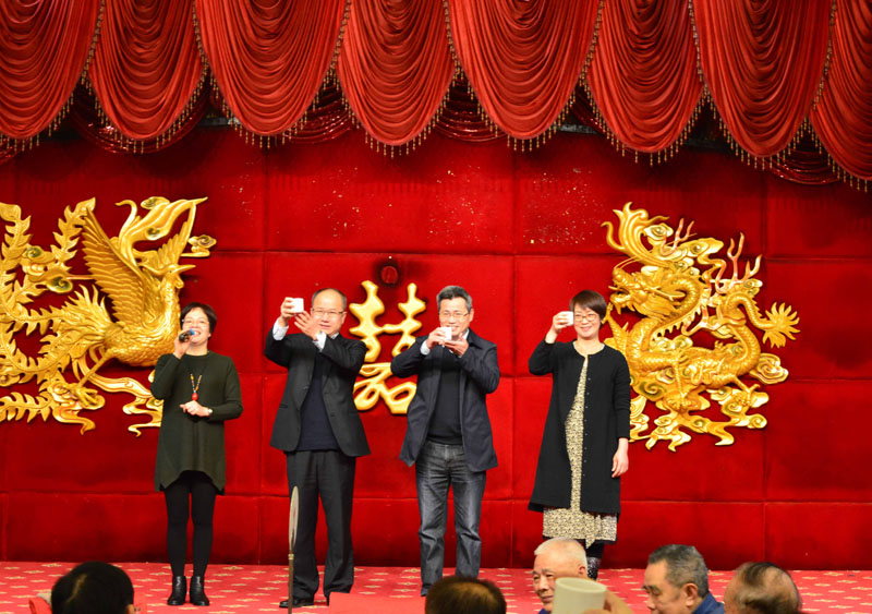 3院領(lǐng)導(dǎo)向離退人員祝賀新年.jpg 3院領(lǐng)導(dǎo)向離退人員祝賀新年.jpg