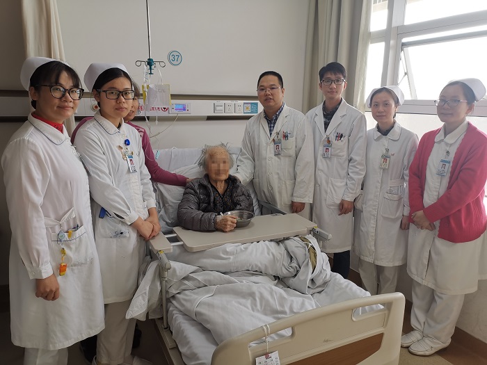 百歲老人術(shù)后第二天自行進食流質(zhì) - 副本.jpg 百歲老人術(shù)后第二天自行進食流質(zhì) - 副本.jpg